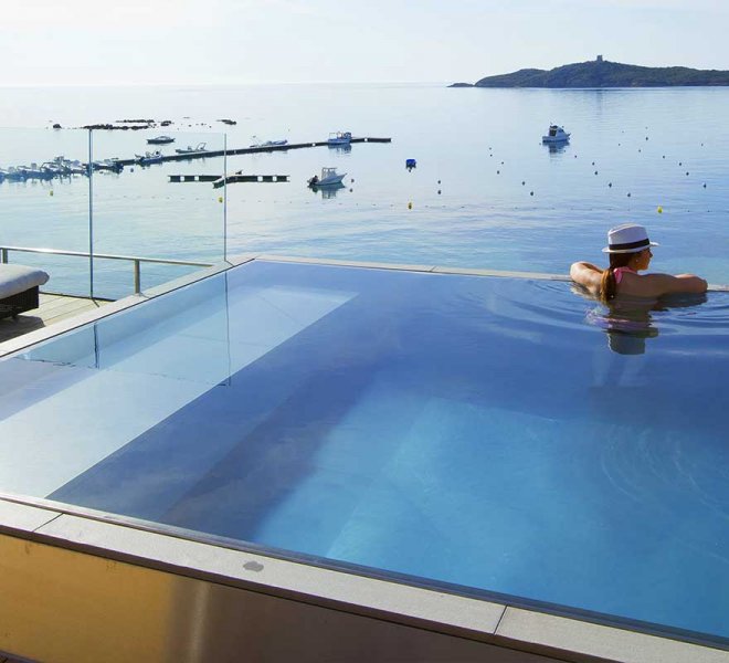 Piscine sur le toit baie de pinarellu hotel Le Pinarello à porto-vecchio en corse