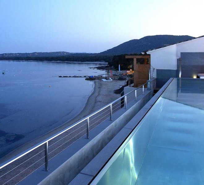 piscine sur le toit hôtel Le Pinarello en Corse