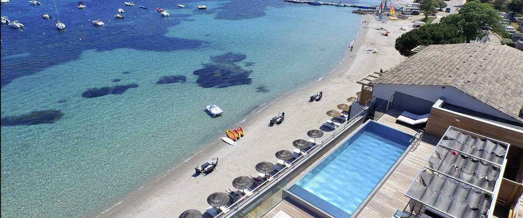 vue aérienne piscine sur le toit hôtel le pinarello à Porto-Vecchio en Corse