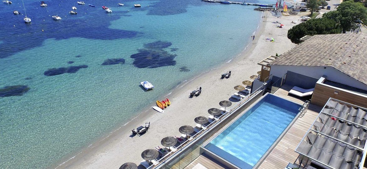vue aérienne piscine sur le toit hôtel le pinarello à Porto-Vecchio en Corse