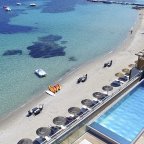 vue aérienne piscine sur le toit hôtel le pinarello à Porto-Vecchio en Corse