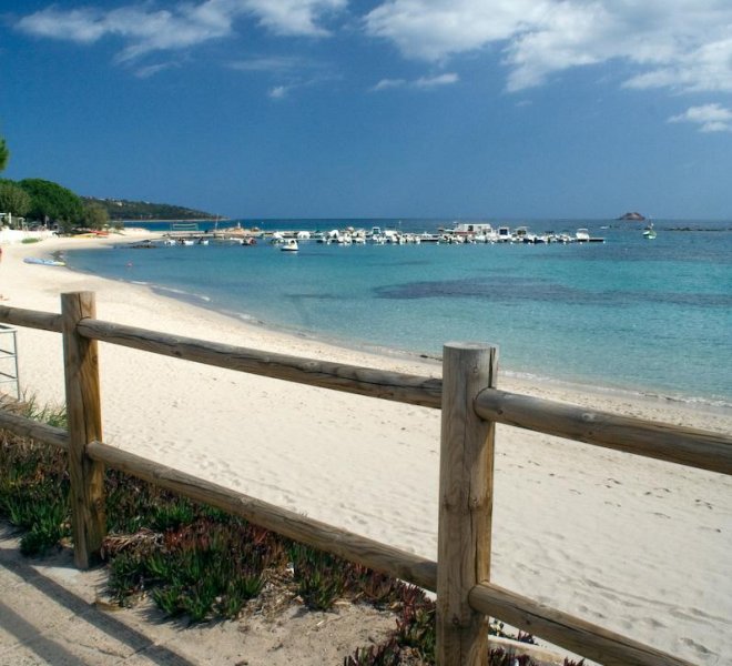 Plage de l'hôtel Le Pinarello à Porto-Vecchio en Corse