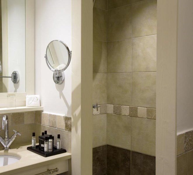Salle de bain chambre standard hôtel le pinarello à Porto-Vecchio en Corse
