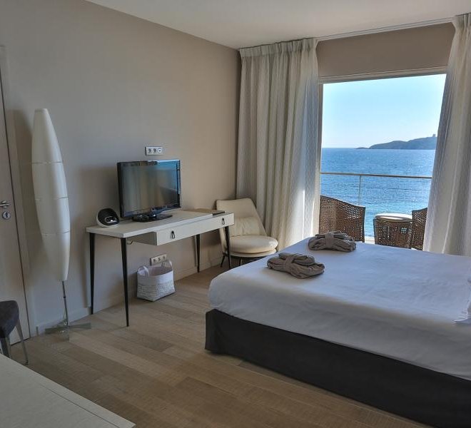 Chambre supérieure vue mer hôtel le pinarello à Porto-Vecchio en Corse