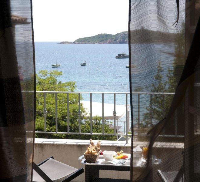 residence-suite-duplex-benedettu-hotel-spa-luxe-le-pinarello-corse-du-sud-terrasse-salon-exterieur-room-service