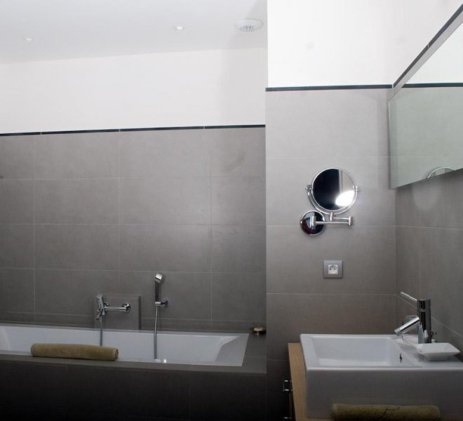 Espace salle de bain avec baignoire hôtel le pinarello à Porto-Vecchio