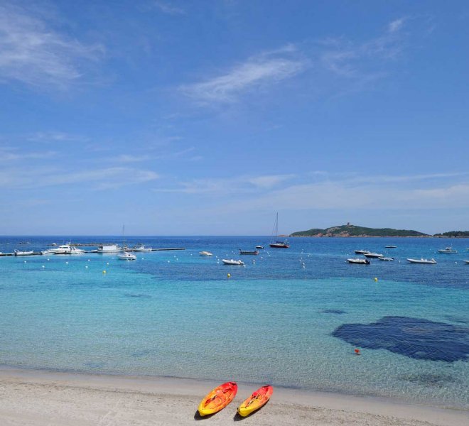 la plage de l'hôtel le pinarello en corse du sud