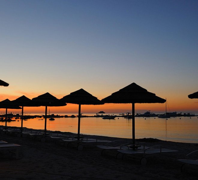 couché de soleil en Corse sur la plage de l'hôtel de Pinarello