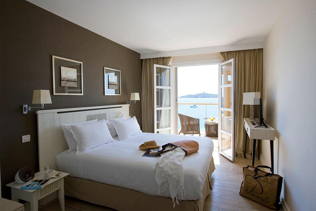 room service chambre hotel luxe Le Pinarello en Corse