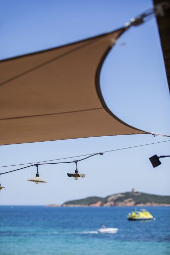 Plancha sur une terrasse face à la mer, préparée avec soin par notre Chef, Philippe Le Bail.